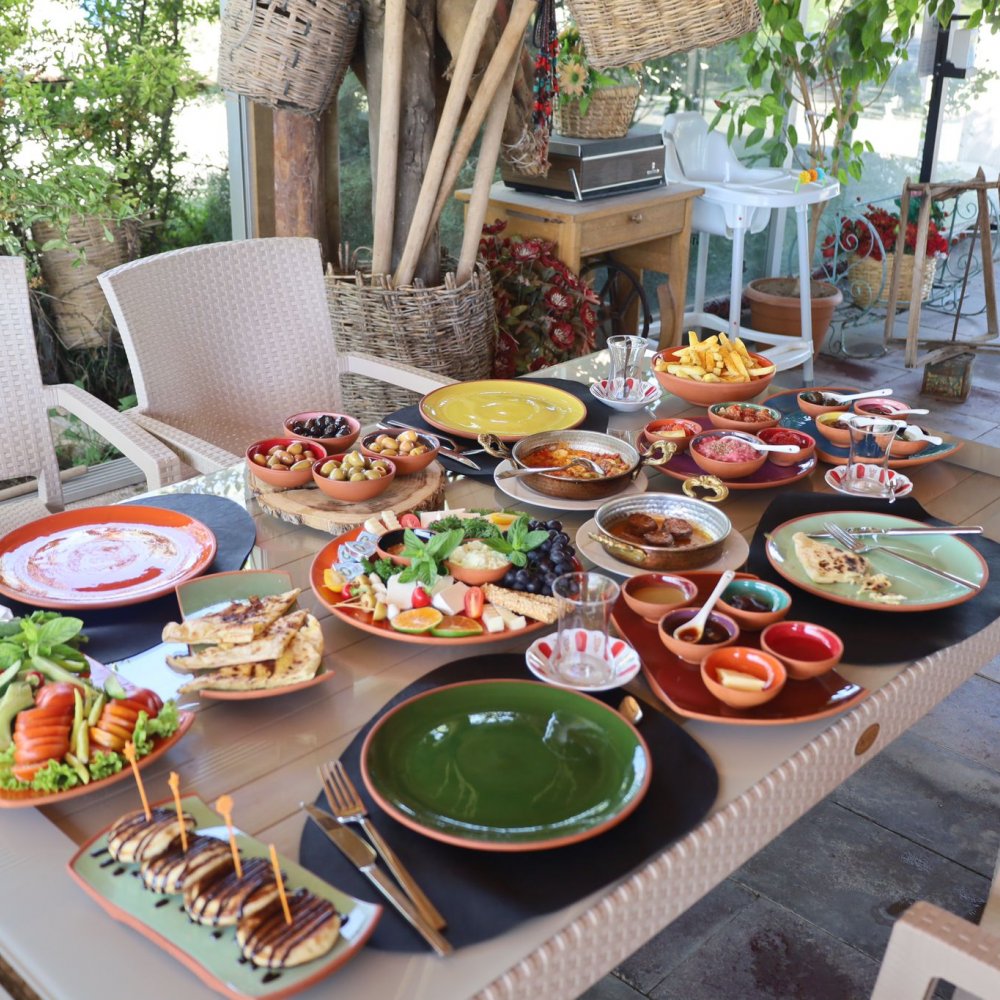 Avanos 30 Çeşit Serpme Kahvaltı At Çiftliği