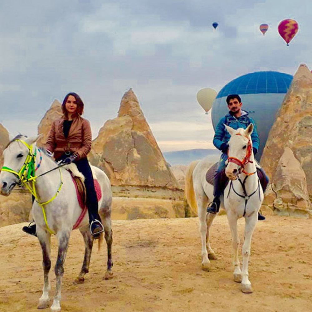 Balonlarla Gün Doğumu At Turu 2 Saat Kapadokya