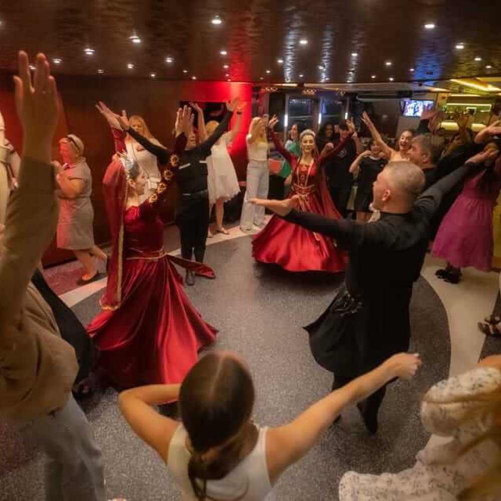 İstanbul Boğazında Akşam Yemeği Ve Türk Gecesi