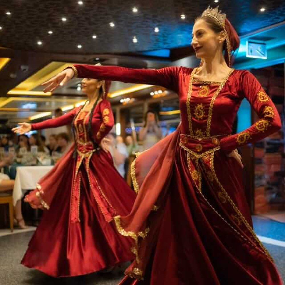 İstanbul Boğazında Akşam Yemeği Ve Türk Gecesi