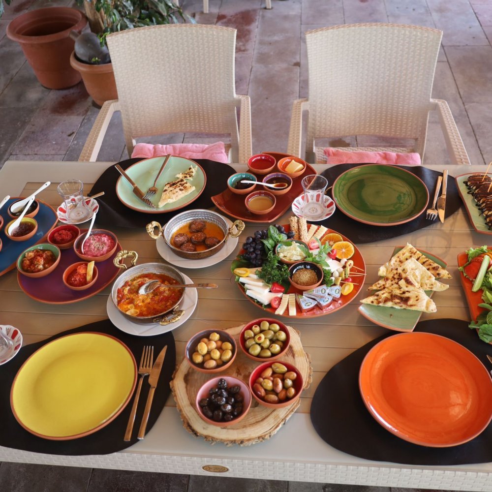 Kapadokya 30 Çeşit Serpme Kahvaltı At Çiftliği
