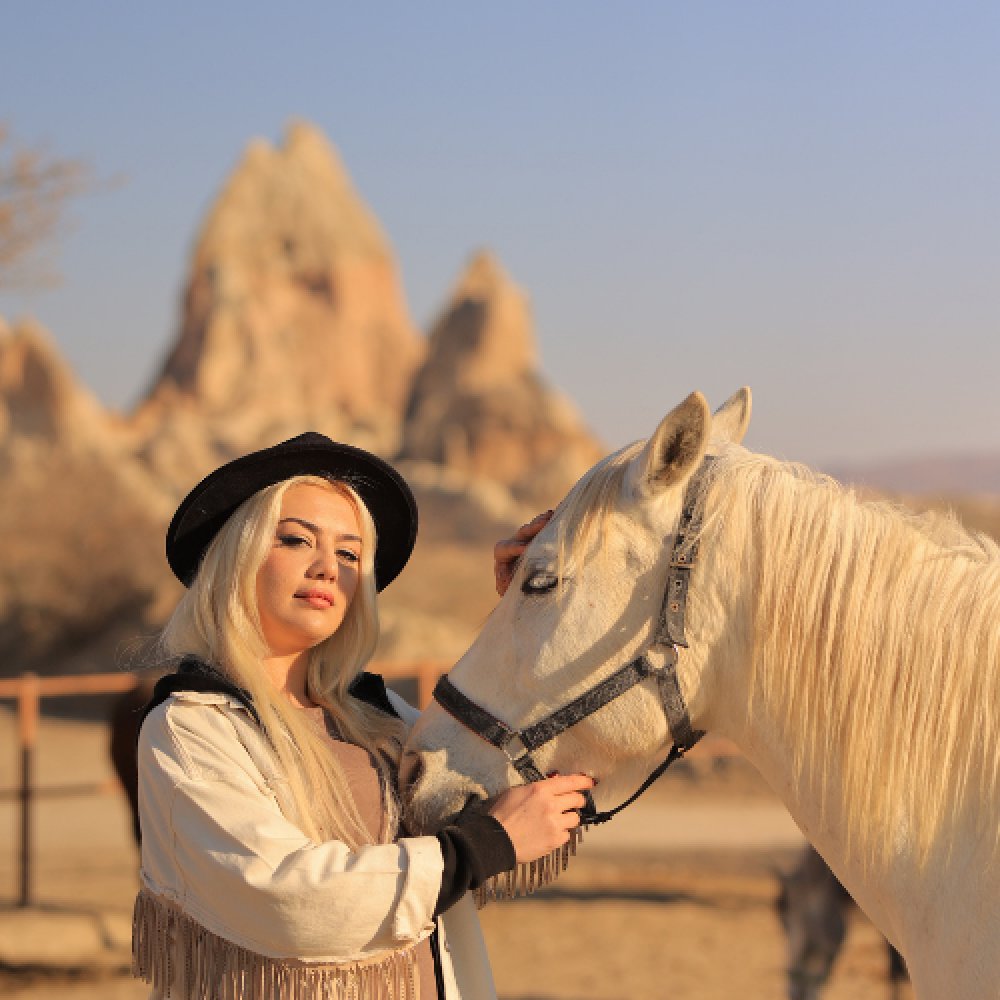Kapadokya Atlarla Yakın Fotoğraf Çekimi