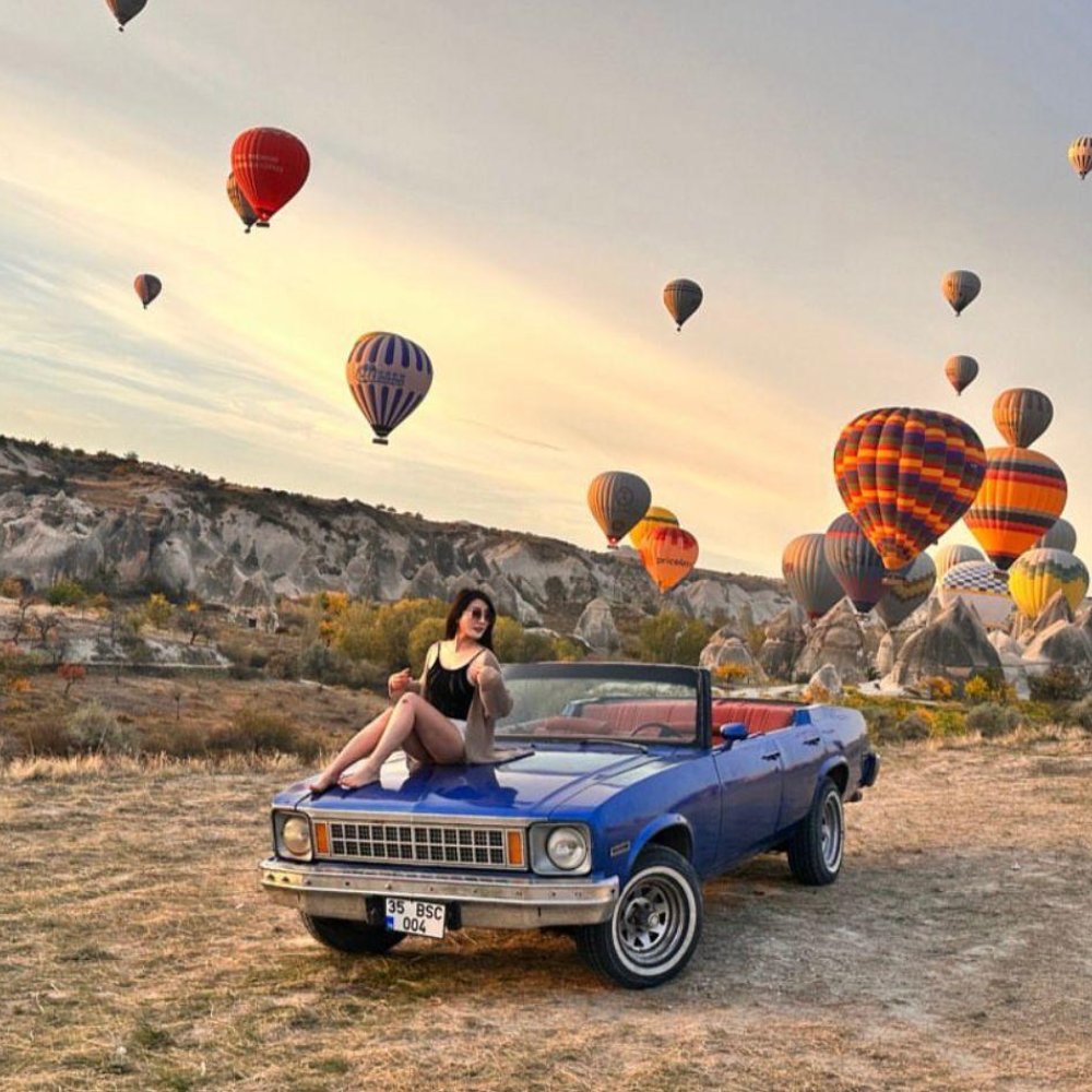 Kapadokya Mavi Klasik Araba İle Fotoğraf Çekimi