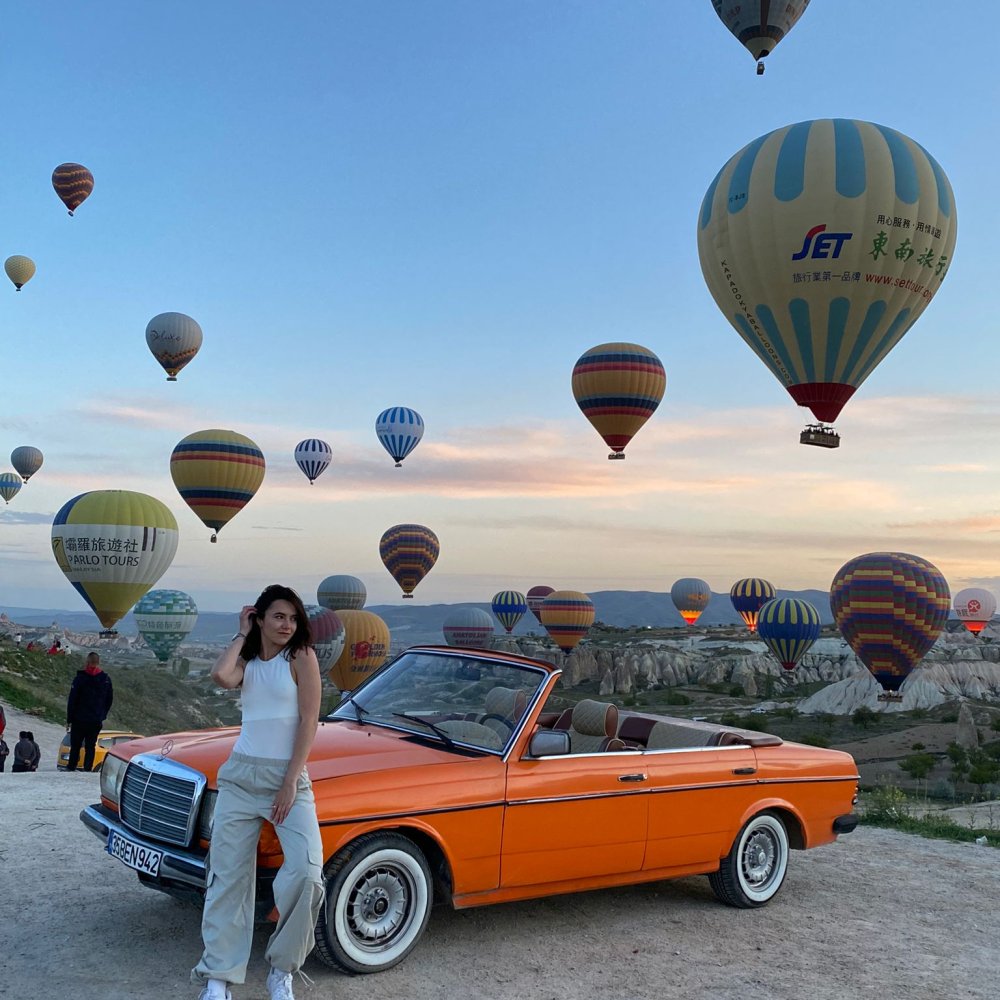 Kapadokya Turuncu Klasik Araba İle Fotoğraf Çekimi