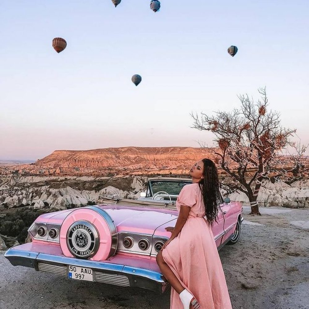 卡帕多奇亚粉色经典老爷车摄影体验
