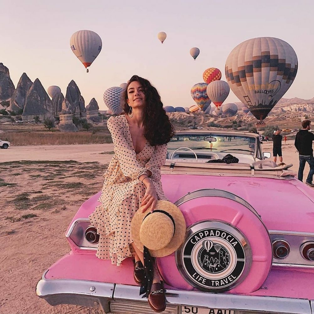 卡帕多奇亚粉色经典老爷车摄影体验