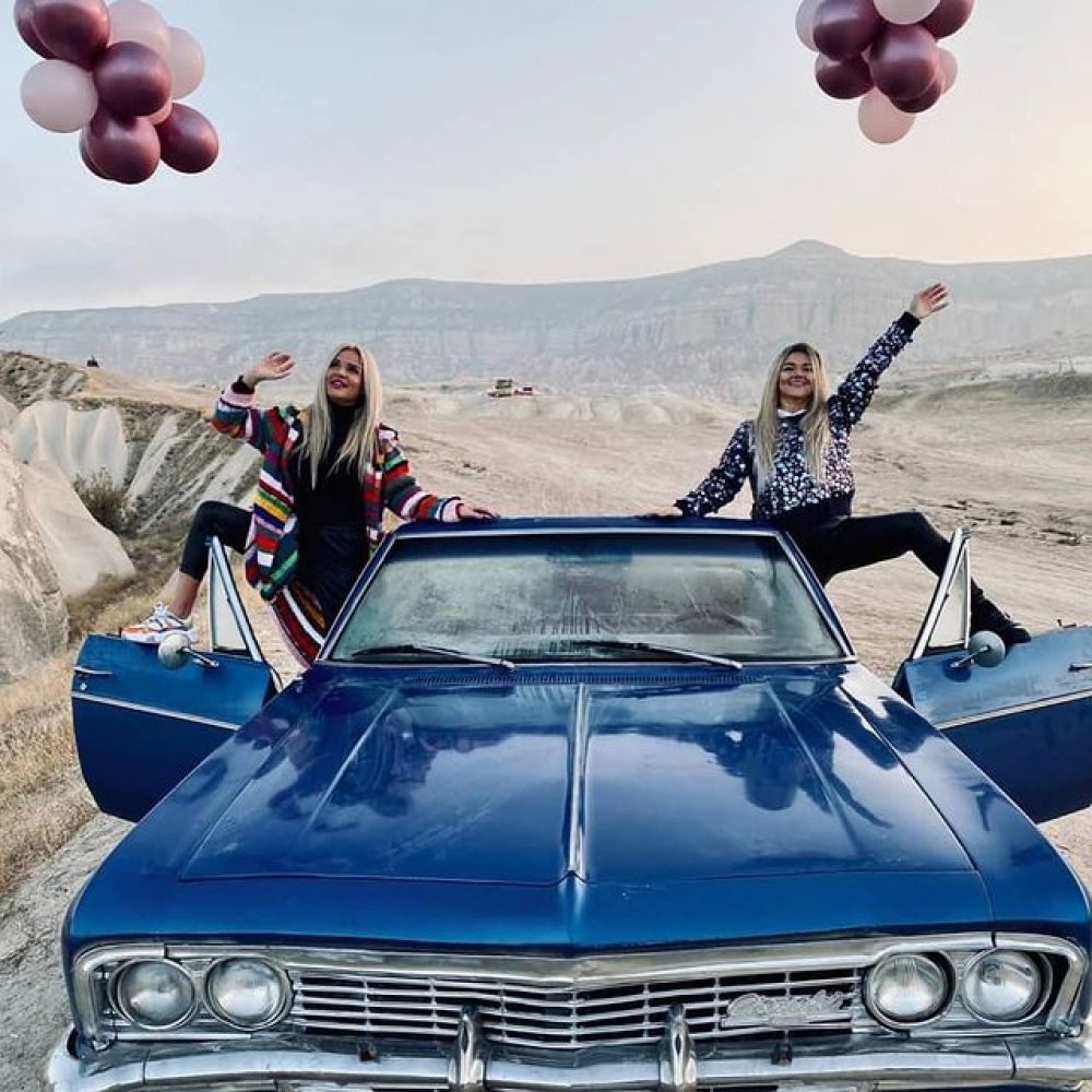 卡帕多奇亚蓝色经典老爷车摄影体验