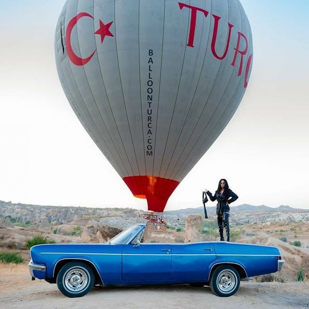 卡帕多奇亚蓝色经典老爷车摄影体验