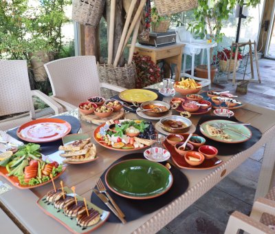 Avanos 30 Çeşit Serpme Kahvaltı At Çiftliği