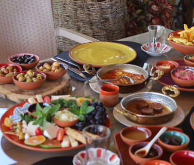 Avanos 30 Çeşit Serpme Kahvaltı At Çiftliği