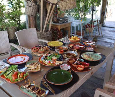 Avanos 30 Çeşit Serpme Kahvaltı At Çiftliği