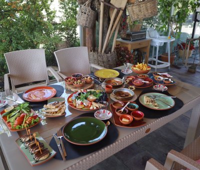 Avanos 30 Çeşit Serpme Kahvaltı At Çiftliği