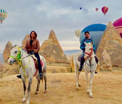 Balonlarla Gün Doğumu At Turu 2 Saat Kapadokya