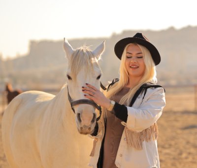 Kapadokya Atlarla Yakın Fotoğraf Çekimi