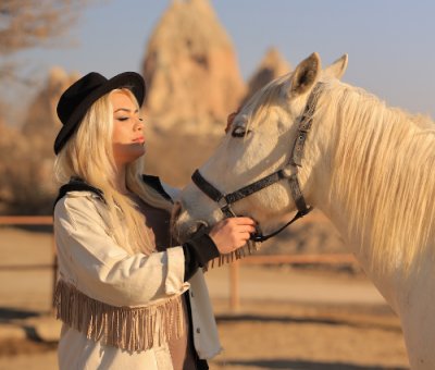 Kapadokya Atlarla Yakın Fotoğraf Çekimi