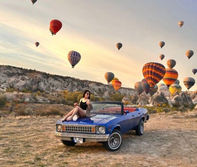 Kapadokya Mavi Klasik Araba İle Fotoğraf Çekimi