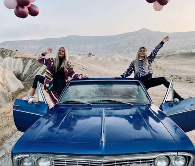 Kapadokya Mavi Klasik Araba İle Fotoğraf Çekimi