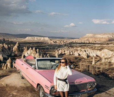 Kapadokya Pembe Klasik Araba İle Fotoğraf Çekimi 