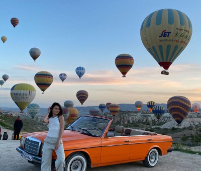 Kapadokya Turuncu Klasik Araba İle Fotoğraf Çekimi