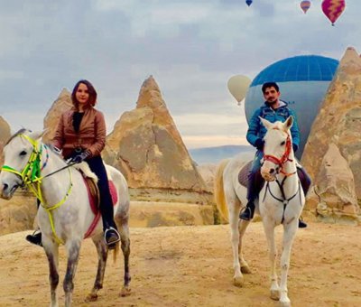 卡帕多奇亚热气球日出两小时骑马之旅