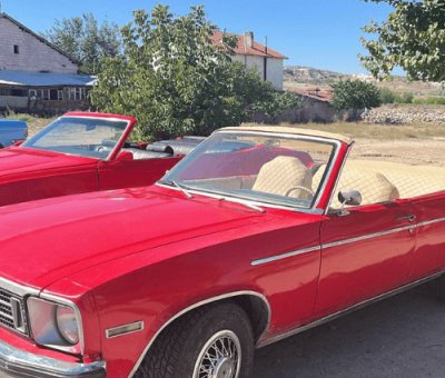 卡帕多奇亚红色经典老爷车摄影体验