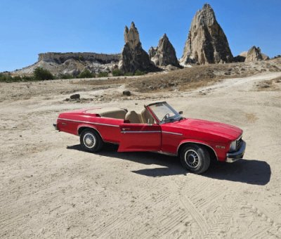 卡帕多奇亚红色经典老爷车摄影体验