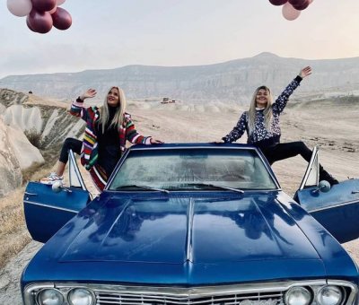 卡帕多奇亚蓝色经典老爷车摄影体验