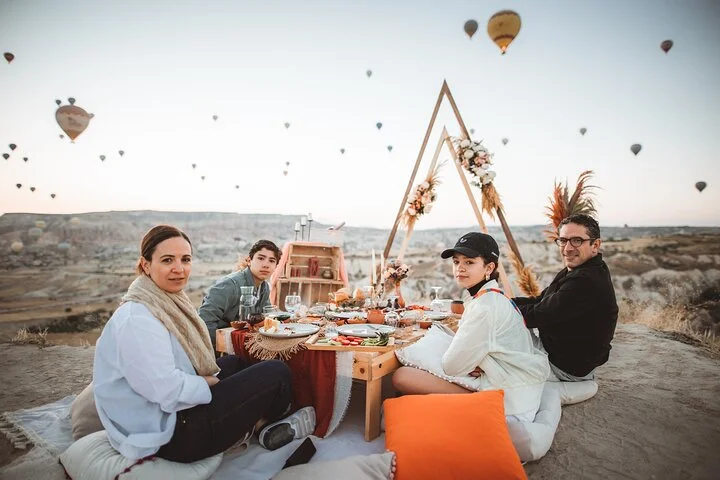 Breakfast with a balloon view in the valley
