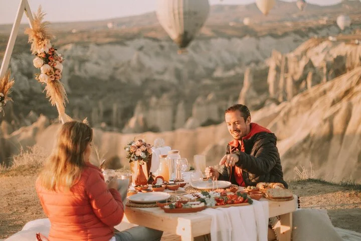 Breakfast with a balloon view in the valley