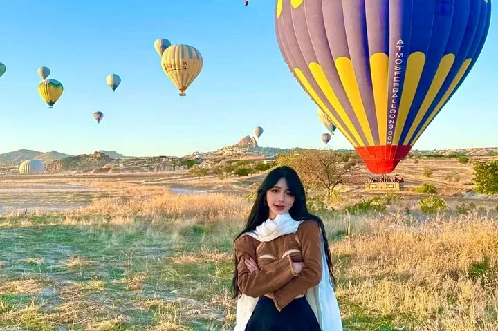 Cappadocia Professional Photo Session with Retro Car or Horses