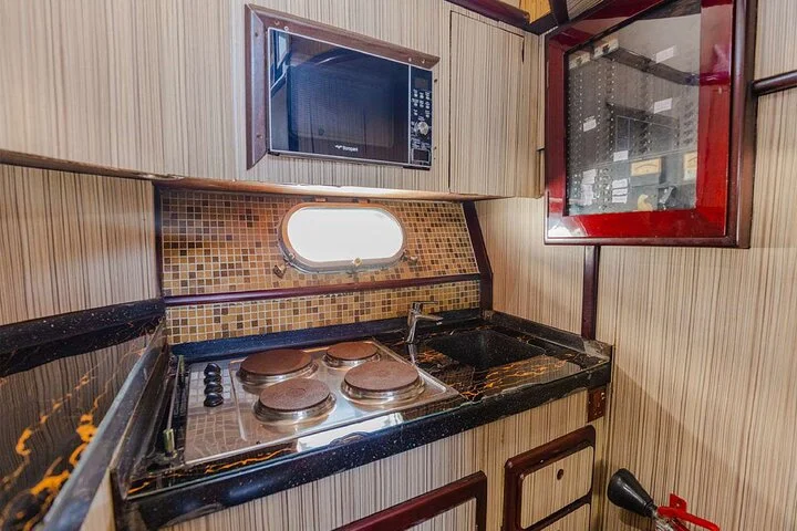 1 Hour Private Luxury Yacht Experience in Dubai