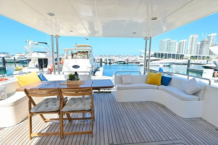 2 Hour Luxury Birthday Celebration on a Yacht in Dubai