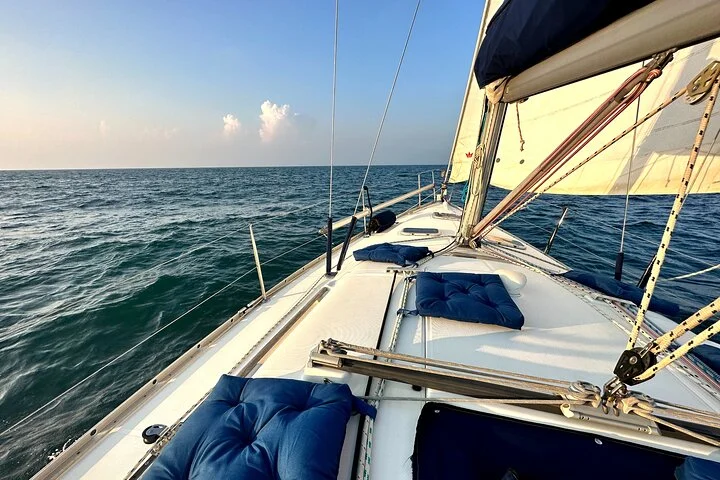 2-hours Sailing Yacht Tour in Dubai