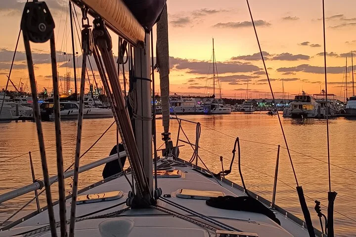 2-hours Sailing Yacht Tour in Dubai