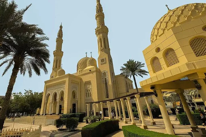 A Guided Tour To Quranic Park and Jumeirah Mosque With Transfer