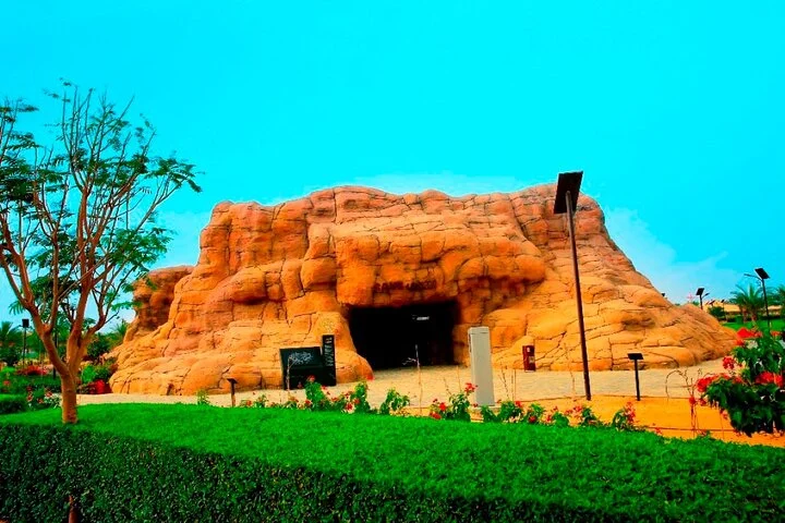 A Guided Tour To Quranic Park and Jumeirah Mosque With Transfer