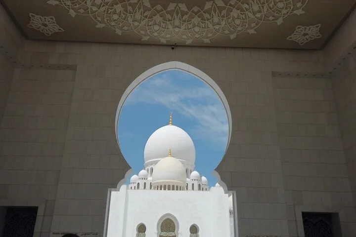 Abu Dhabi City Tour with Gold Coffee: A Taste of Luxury & Culture