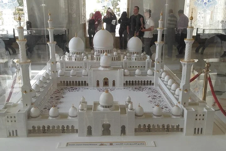 Abu Dhabi : Private Tour with professional Driver from Dubai