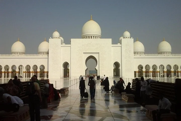 Abu Dhabi : Private Tour with professional Driver from Dubai