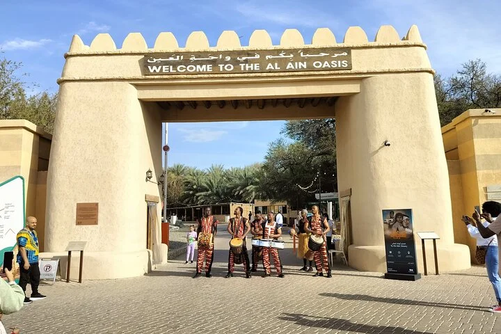 Al Ain City Tour: Camel Market, Oasis & Forts