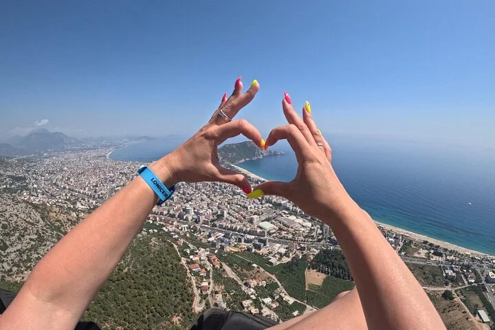 Alanya Paragliding and City Tour with Round Transfer from Antalya