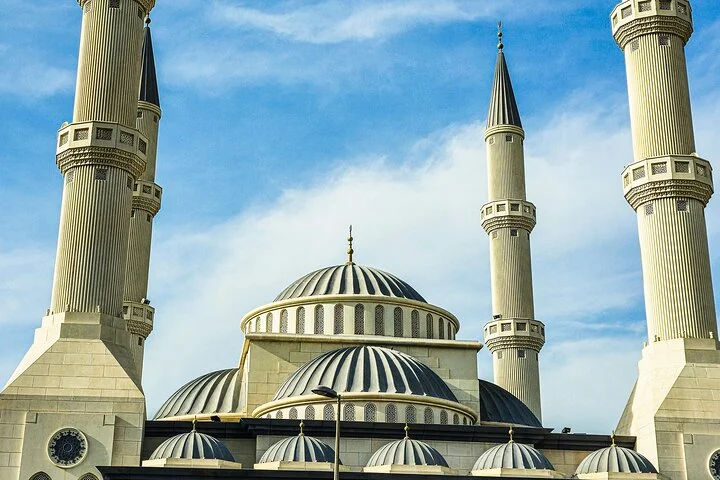 Authentic Old Dubai Pathways, Souks, Abra Baot & Local Guide Tour