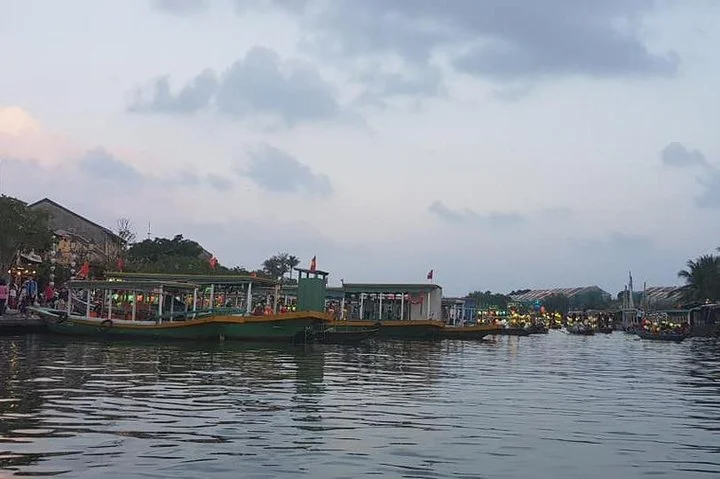 Colourful Evening Hoi An, Walking Tour, Boat Ride with Lanterns, Night Market