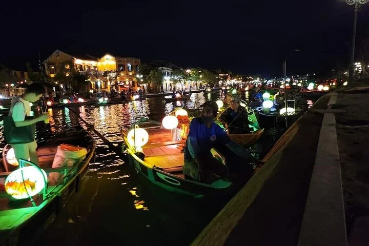 Colourful Evening Hoi An, Walking Tour, Boat Ride with Lanterns, Night Market