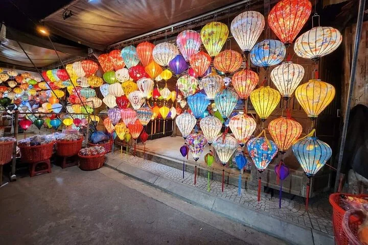 Colourful Evening Hoi An, Walking Tour, Boat Ride with Lanterns, Night Market