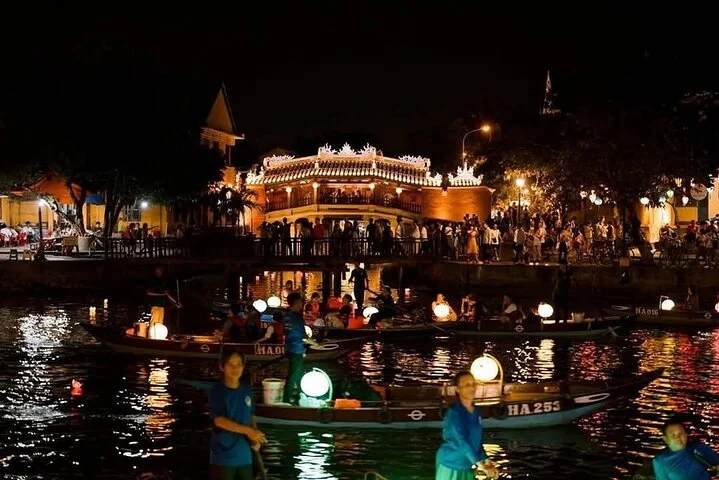 Colourful Evening Hoi An, Walking Tour, Boat Ride with Lanterns, Night Market
