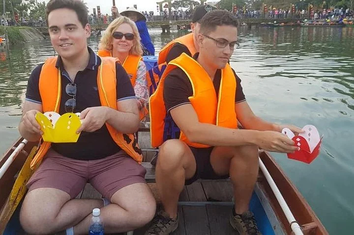 Colourful Evening Hoi An, Walking Tour, Boat Ride with Lanterns, Night Market