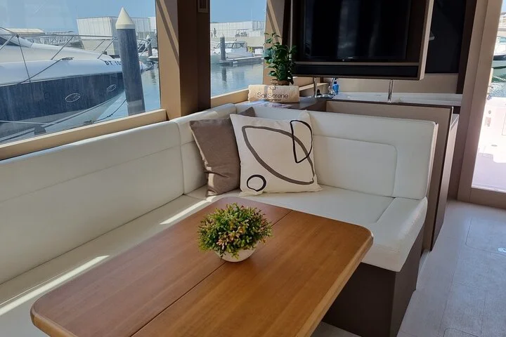 Dubai: 2-Hour Luxury Sunset Cruise with Food & Drinks