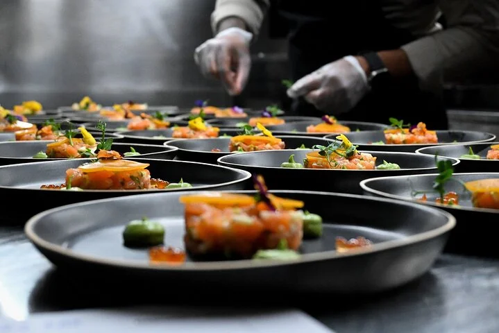 Dubai: Luxury Fine Dining Bus Tour with BUSTRONOME