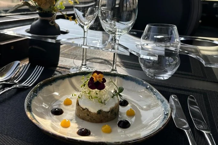 Dubai: Luxury Fine Dining Bus Tour with BUSTRONOME